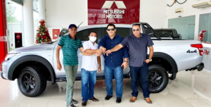 Na foto, parlamentares exibem a nova caminhonete Mitsubishi comprada para a Câmara de Vereadores [Reprodução - 2021]