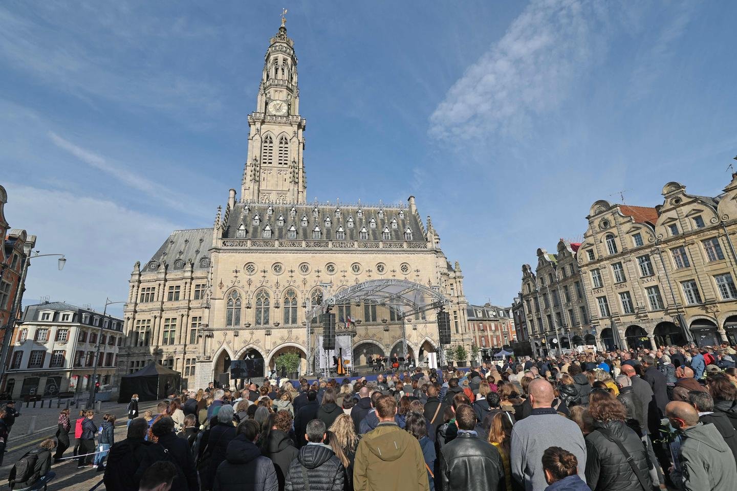 A memória de Dominique Bernard celebrada em Arras, um ano após o atentado