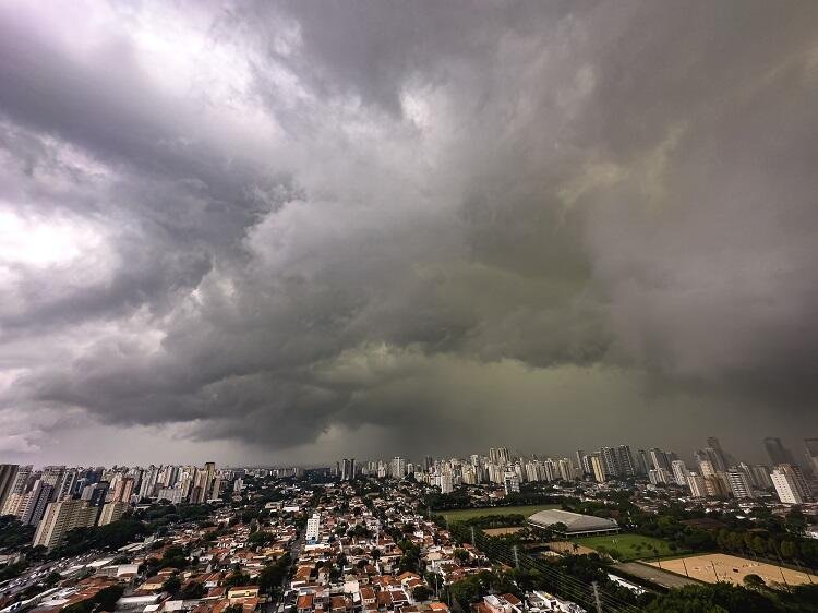 Alerta em SP: chuva forte e ventania