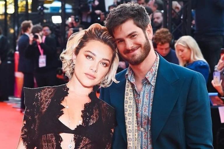 Andrew Garfield usa cópia de papelão de Florence Pugh - 19/10/2024 - Celebridades