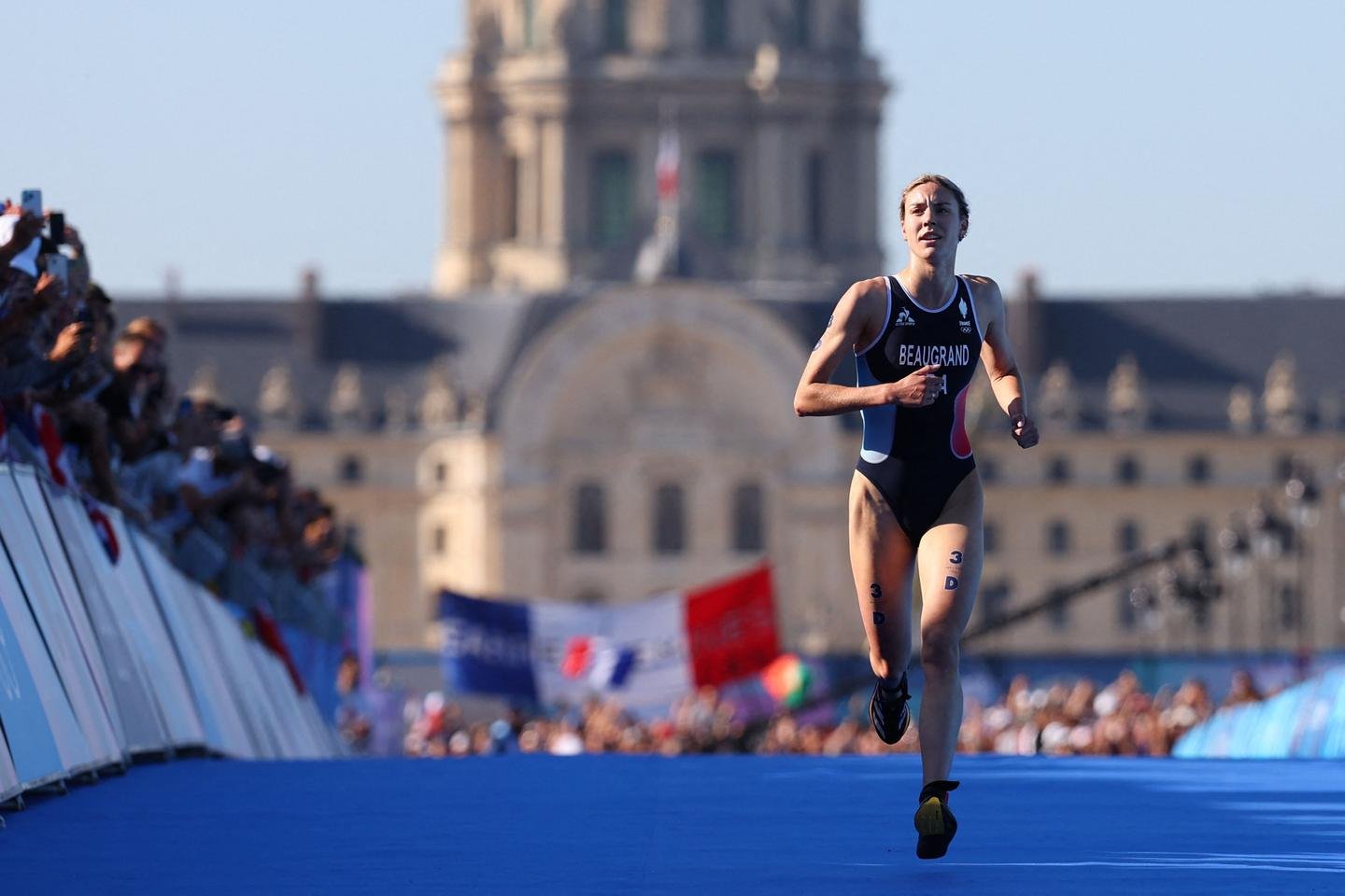 Apesar do susto na natação e do atraso no título, Cassandre Beaugrand sagrou-se campeã mundial de triatlo, após seu triunfo nas Olimpíadas de Paris 2024