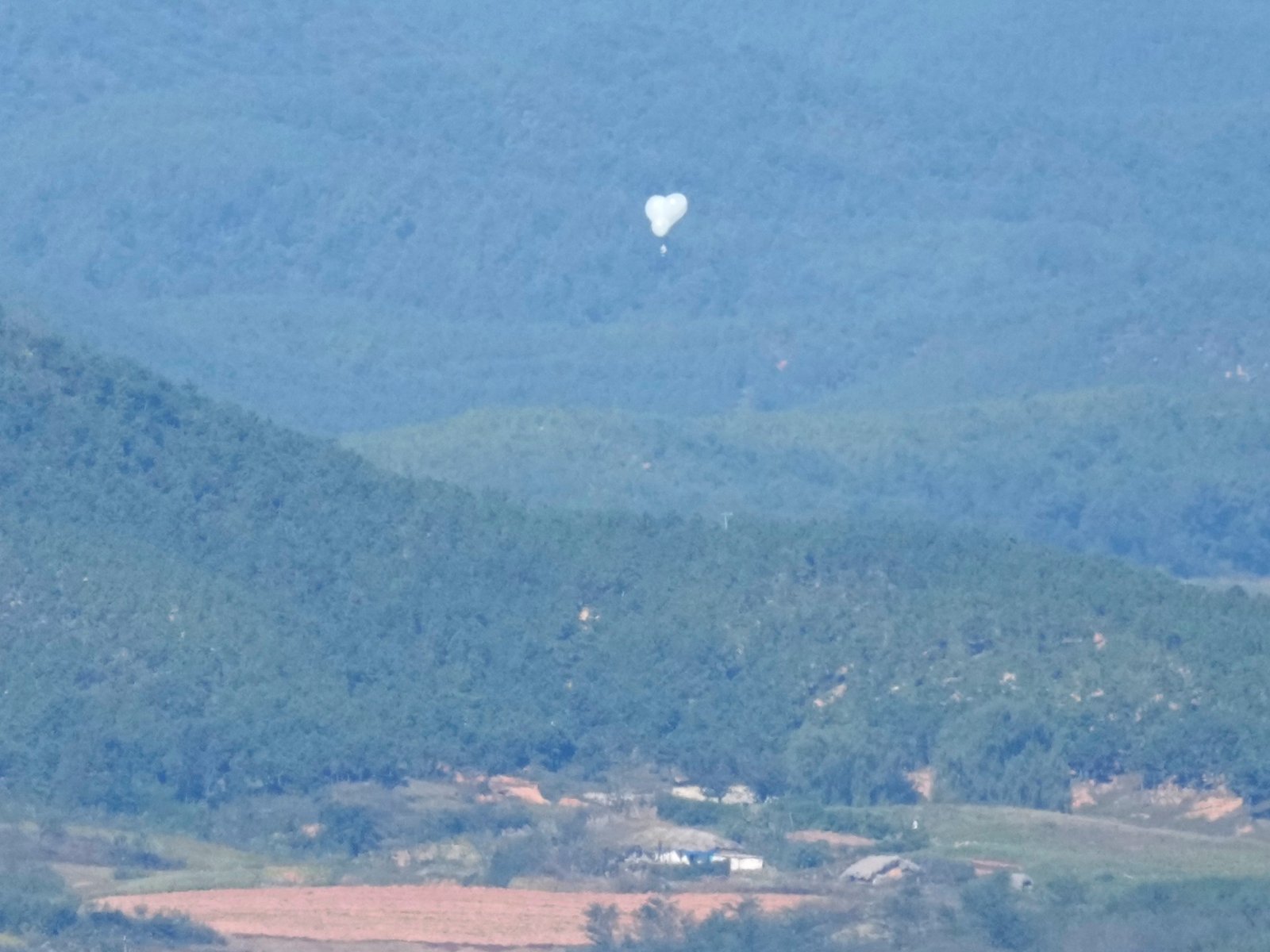 Balão norte-coreano despeja lixo no complexo presidencial da Coreia do Sul | Notícias