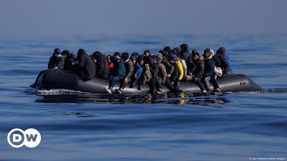 Barco de migrantes afunda no Canal da Mancha e mata bebê – DW – 18/10/2024
