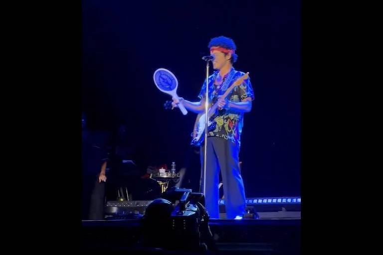 Bruno Mars faz show com raquete de matar mosquito - 28/10/2024 - Celebridades