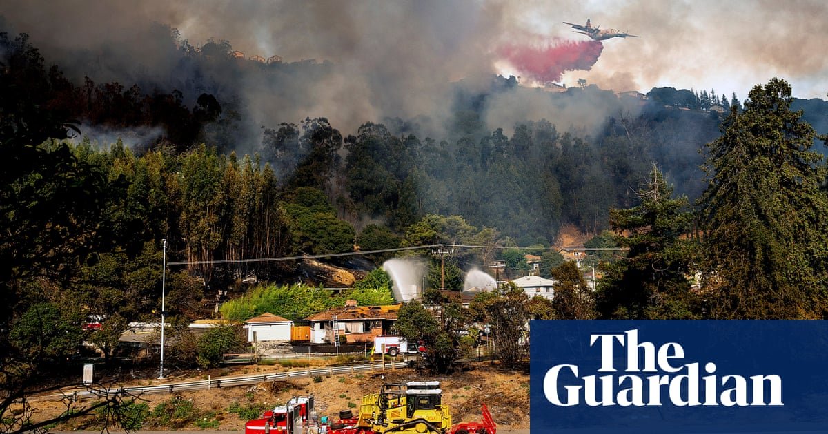 Centenas de pessoas foram evacuadas em cidade da Califórnia depois que incêndios florestais ficaram fora de controle | Costa Oeste
