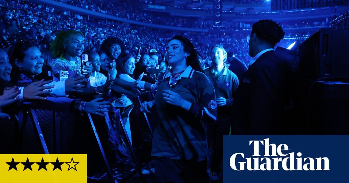 Crítica de Billie Eilish – um cenário de arena de bravura oferece energia e intimidade | Billie Eilish