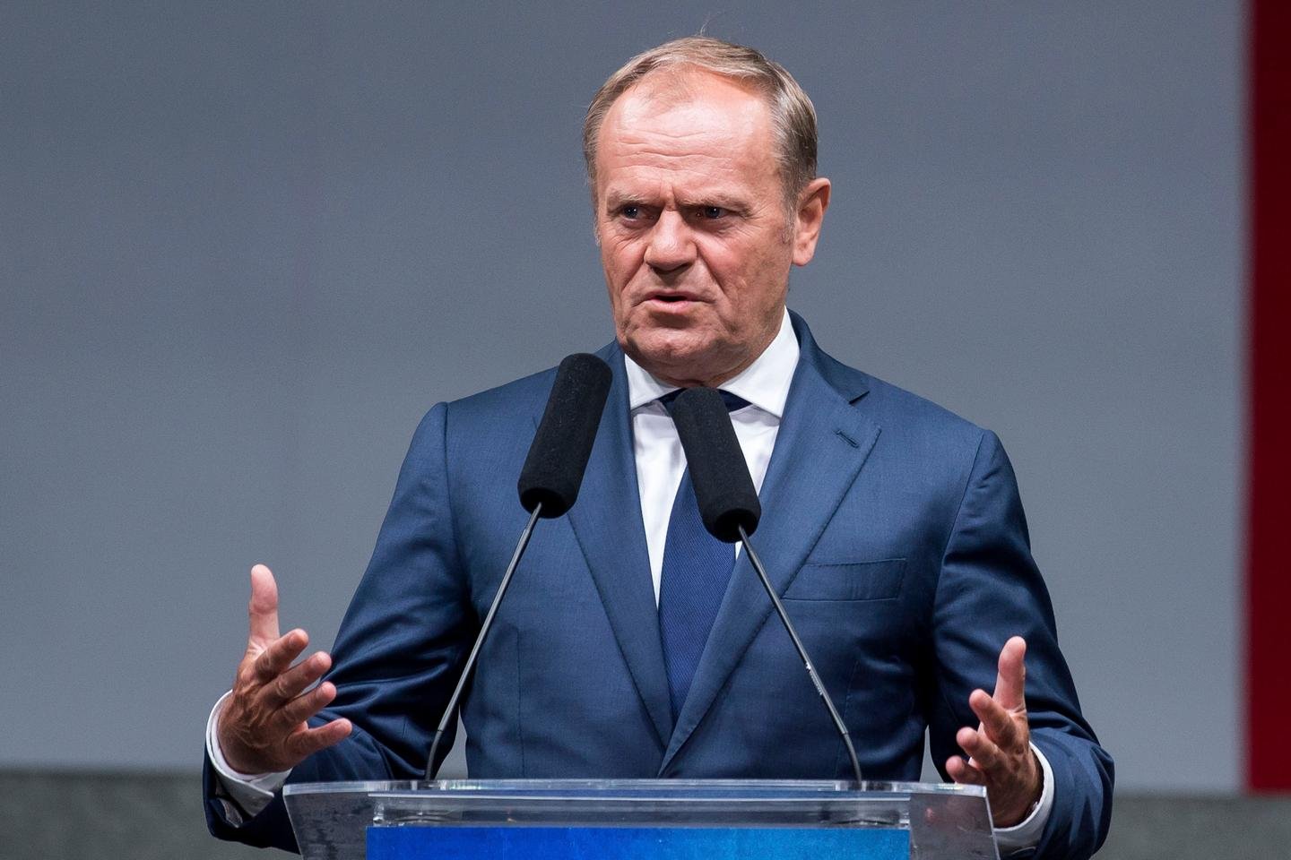 Donald Tusk quer suspender parcialmente o direito de asilo na Polónia para lutar contra a imigração ilegal
