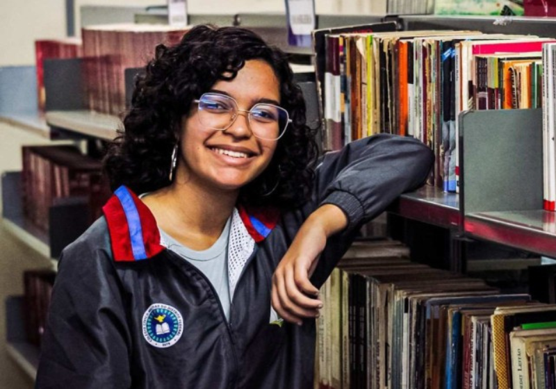 A gentileza deste menino! Gustavo leva flor para a atendente Tayule Raquel, todo dia, na farmácia onde ela trabalha em Manaus (AM). E se ajoelha para presentear a amiga. - Foto: titktok@tayueleraquel