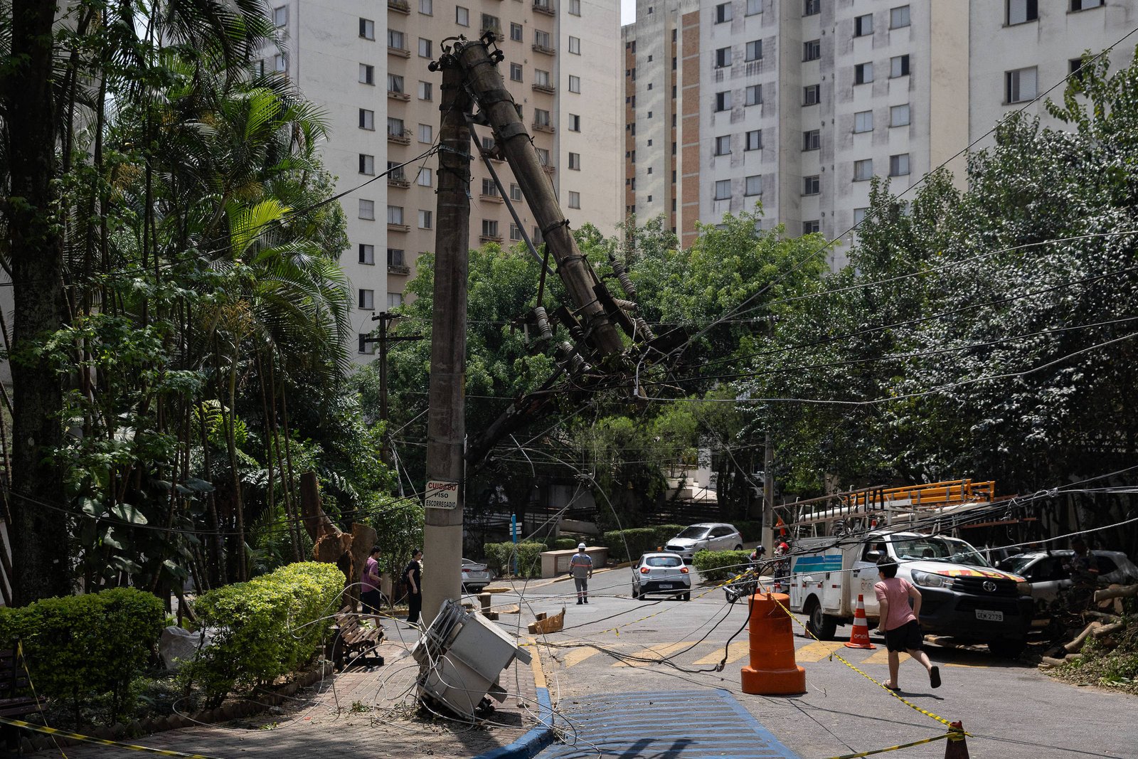 Justiça nega pedido para que Enel religue energia em SP - 16/10/2024 - Cotidiano