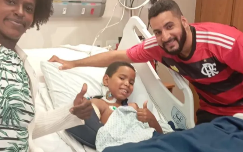 Ao visitar um hospital infantil, o jogador holandês Noah Ohio soube que havia ali um pequeno fã do Real Madri, não pensou duas vezes e fez uma videochamada para o atacante inglês Bellingham. O menino não cabia em si de felicidade. Foto: @jude.actually