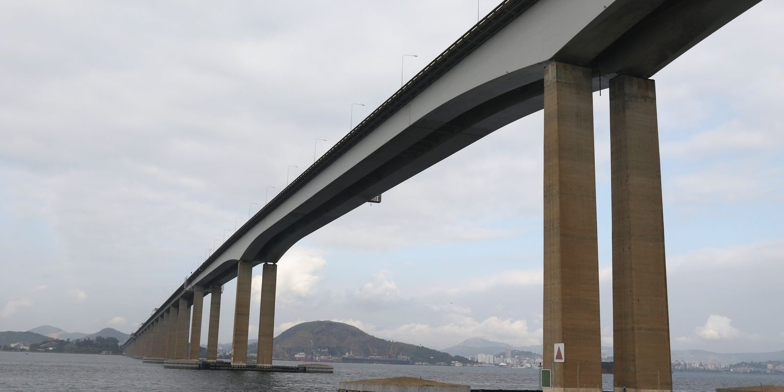 Navio que bateu na Ponte Rio-Niterói em 2022 deixa Rio de Janeiro