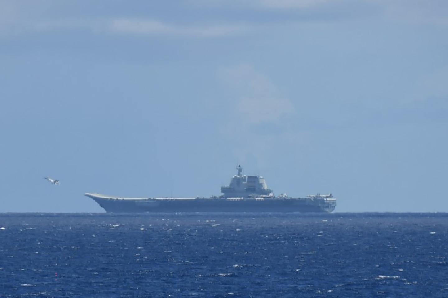 No Estreito de Taiwan, porta-aviões destacado pela China no dia seguinte a novas manobras