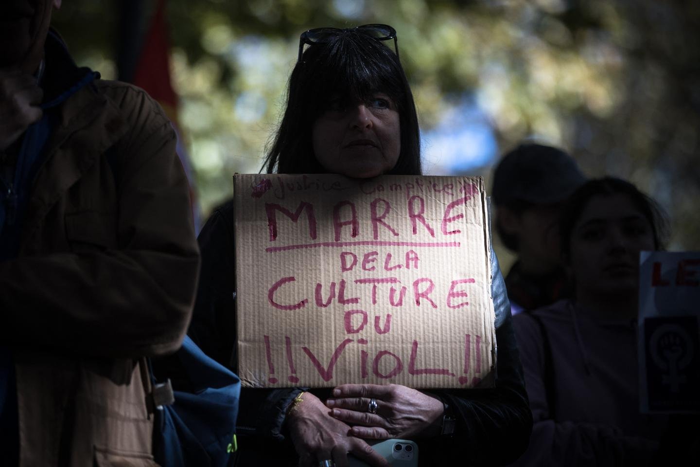 Para denunciar a violência sexual, dezenas de manifestações em frente a tribunais na França