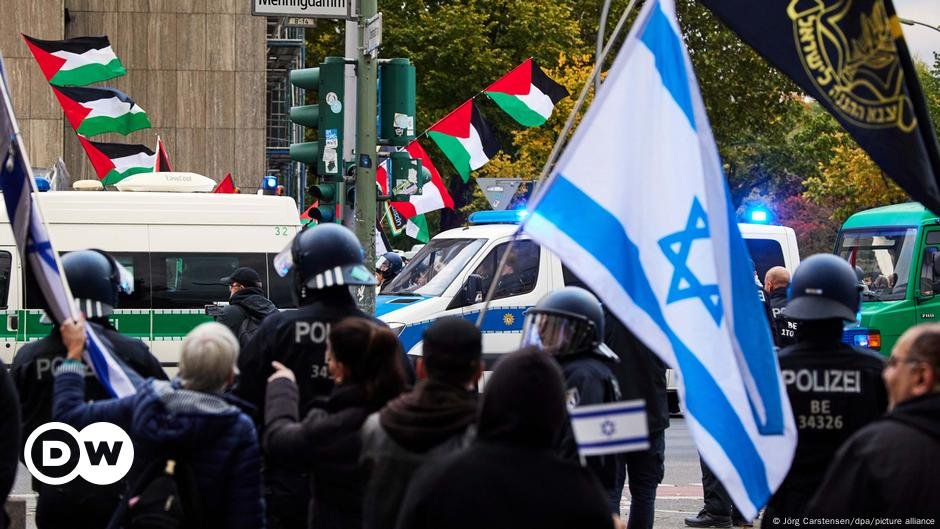 Protestos em Berlim e em muitas grandes cidades com a aproximação do dia 7 de outubro – DW – 10/05/2024
