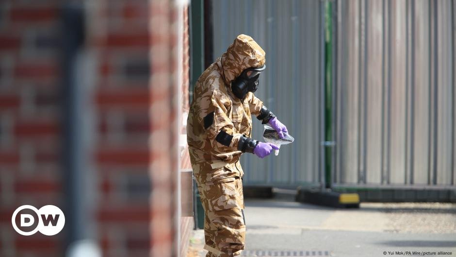 Reino Unido inicia investigação sobre morte de mulher causada pelo agente nervoso Novichok – DW – 14/10/2024