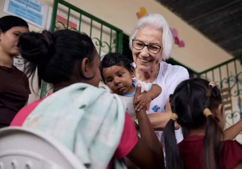 Maria Flor é muito dedicada e cuida do menino Heitor, que estava doente, como se fosse a mamãe dele. E deixa os filhotinhos dela de lado. - Foto: @carolcolonhesi/Instagram.