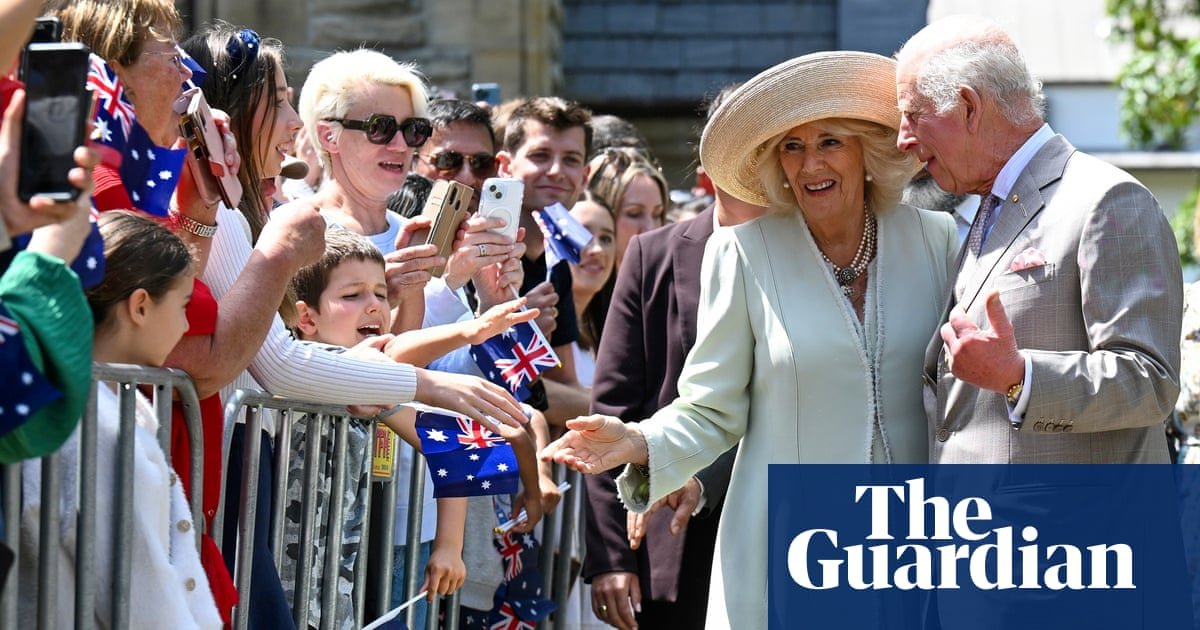 Socos reais e chiados de salsicha: Rei Charles e Rainha Camilla visitam a Austrália – em fotos | Notícias do Reino Unido