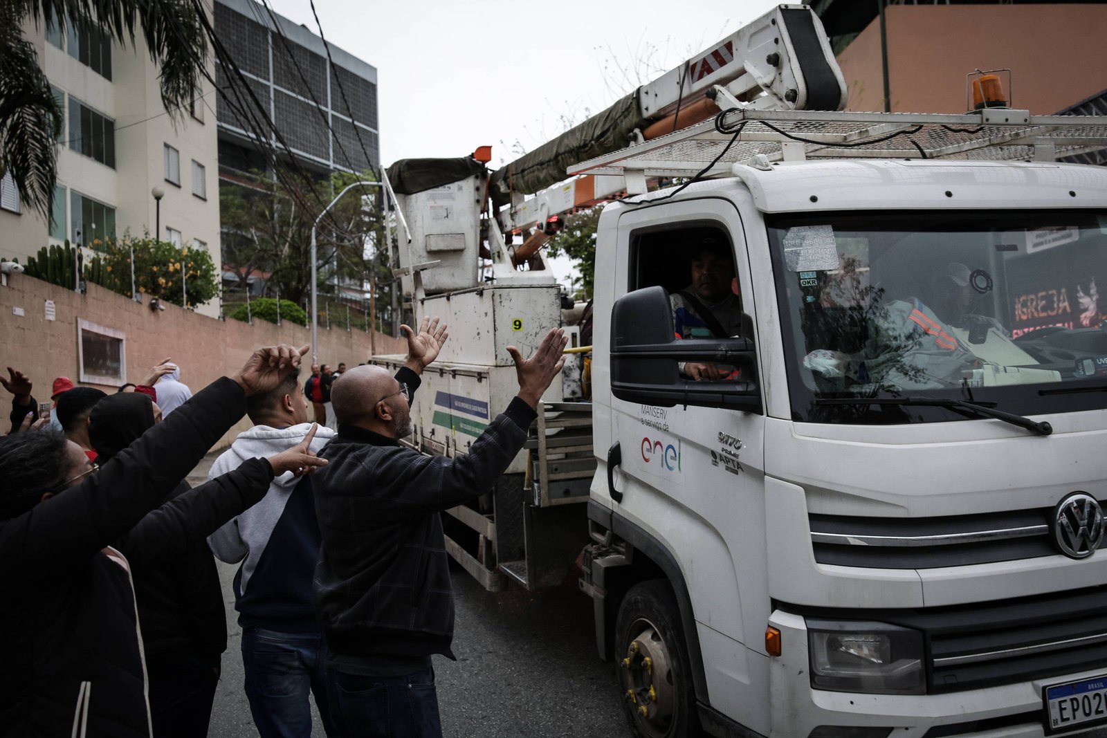 Tarcísio defende extinção de contrato da Enel - 15/10/2024 - Cotidiano