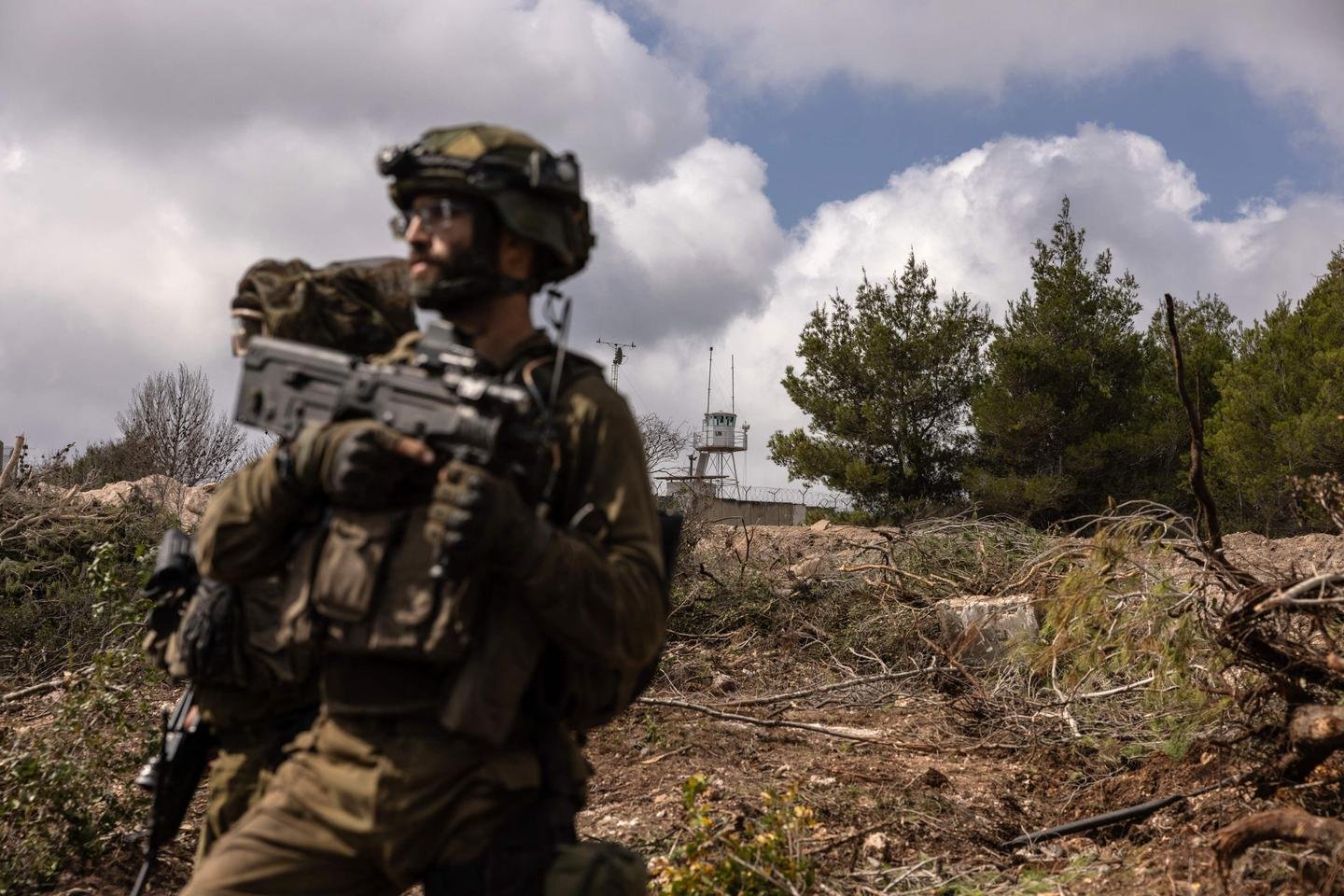 Tensões entre Israel e UNIFIL no Líbano, homenagem a Dominique Bernard… Cinco coisas para lembrar do fim de semana