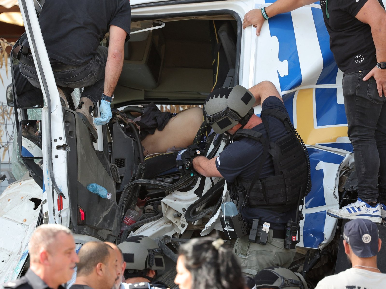 Um morto e dezenas de feridos após caminhão atingir ponto de ônibus em Tel Aviv, Israel | Notícias do conflito Israel-Palestina
