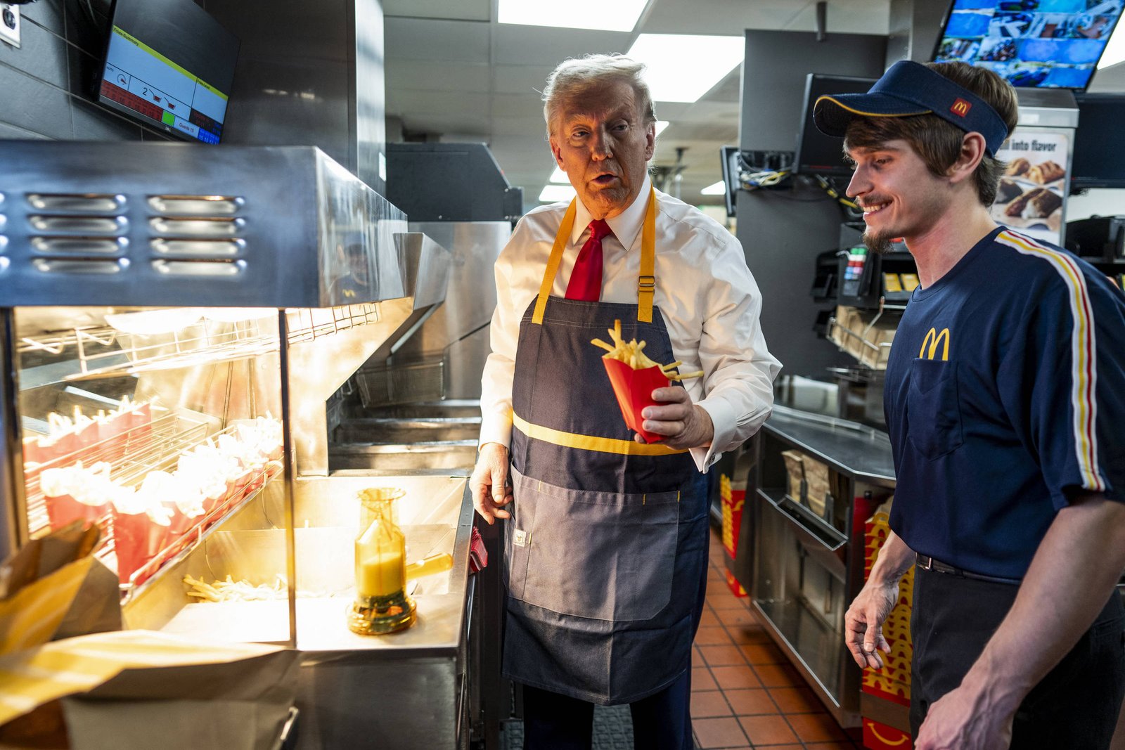 Vídeo: Trump se veste de funcionário do McDonald's - 20/10/2024 - Mundo