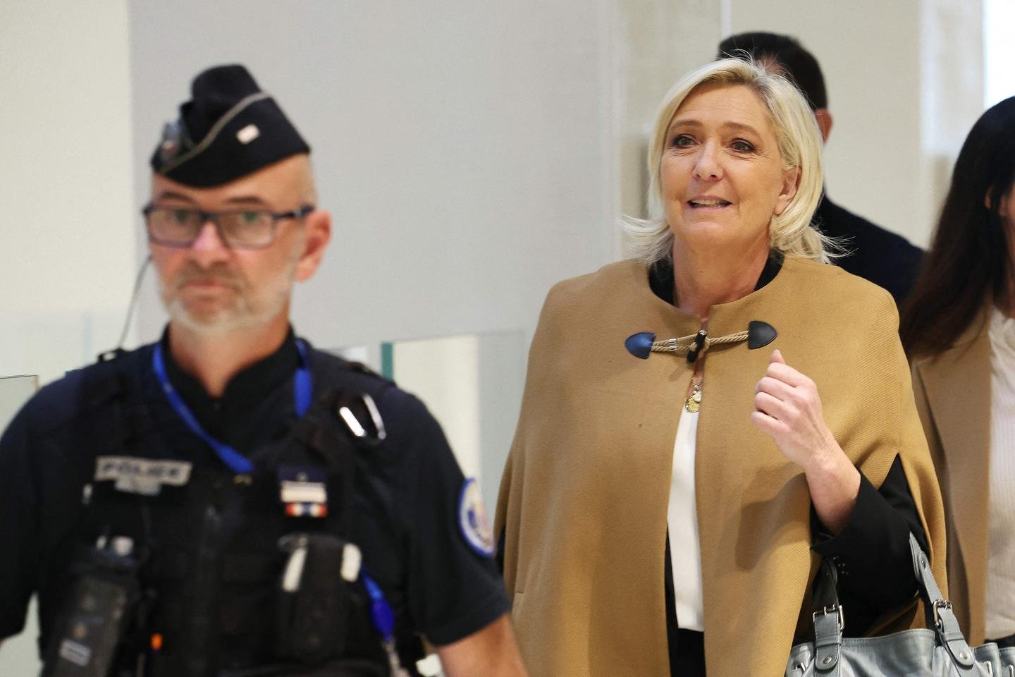 no primeiro dia do seu interrogatório, Marine Le Pen não teve a “sensação de ter cometido a menor irregularidade”
