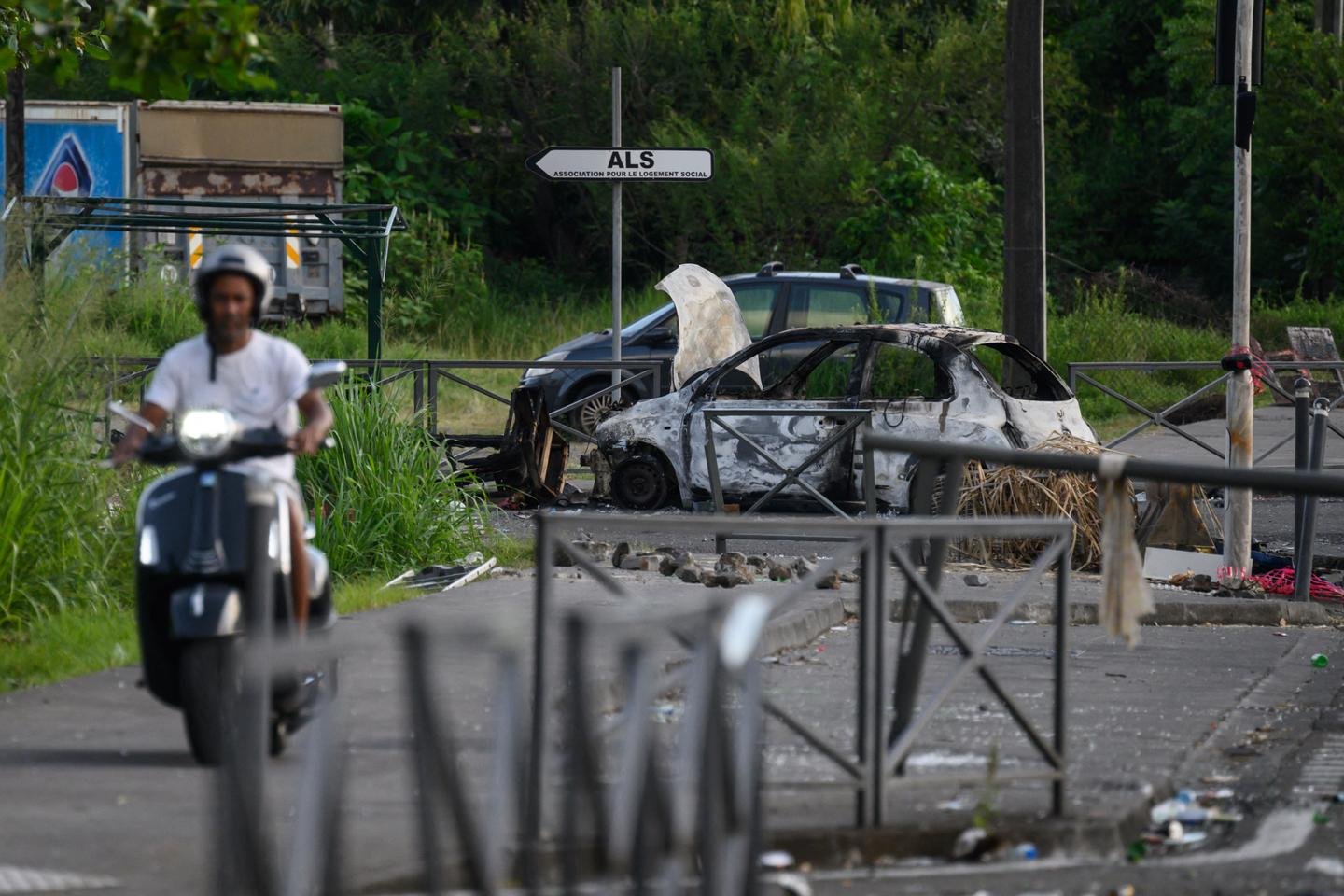 o aeroporto fechou após um grupo de manifestantes na pista; o hospital universitário aciona o plano branco