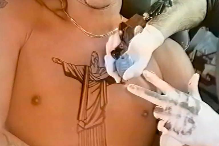 Bruno Mars faz tatuagem do Cristo Redentor no peito - 08/11/2024 - Celebridades