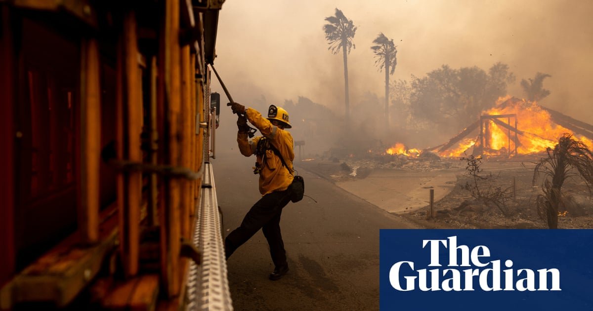 Californianos recebem ordem de evacuação enquanto eclodem incêndios florestais explosivos | Califórnia
