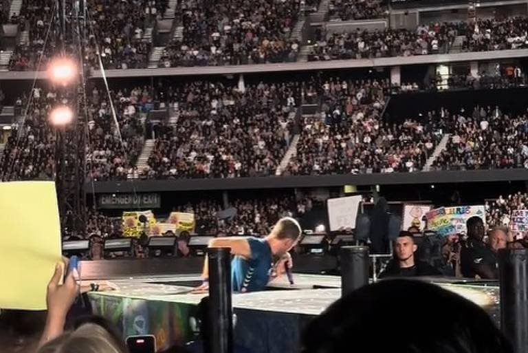 Chris Martin cai do palco em show na Austrália; vídeo - 03/11/2024 - Celebridades