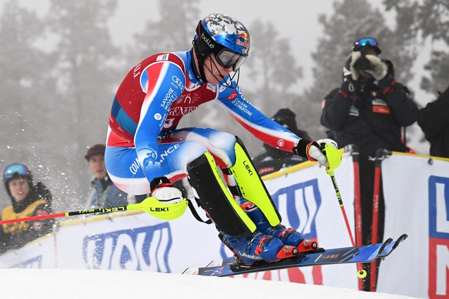 Clément Noël sobrevoa o primeiro slalom da temporada de esqui, quase dois anos após sua última vitória
