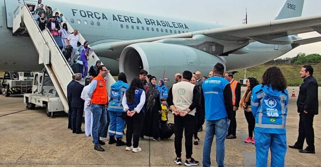 Décimo voo da FAB de resgate a brasileiros chega a...