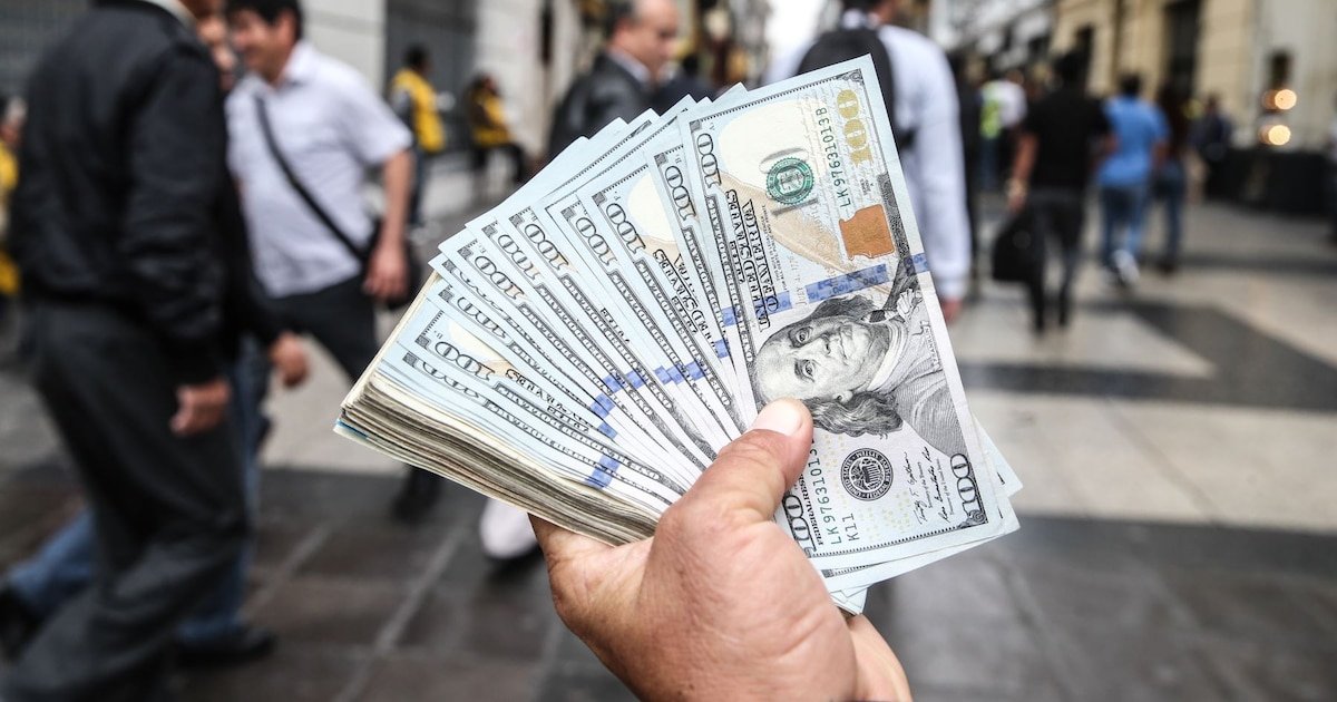 Dólar hoy: la cotización libre bajó a $1.120 para la venta y anota una pérdida de 6% en noviembre