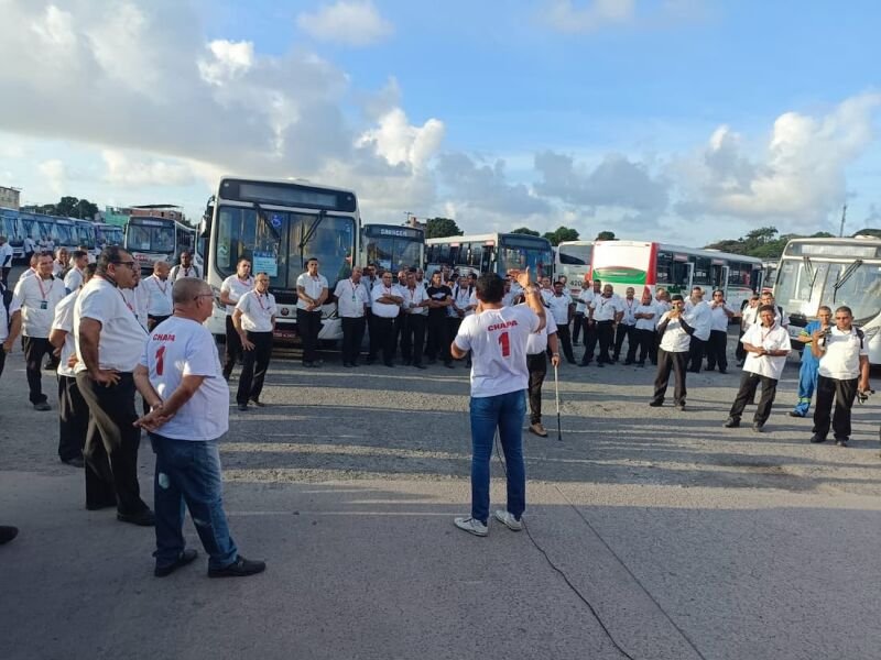 Em pressão, rodoviários se reúnem na garagem da Borborema com cobranças