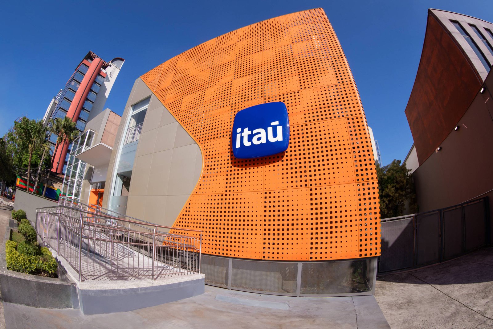 Itaú Unibanco lucra R$ 10,7 bilhões no terceiro trimestre - 04/11/2024 - Mercado