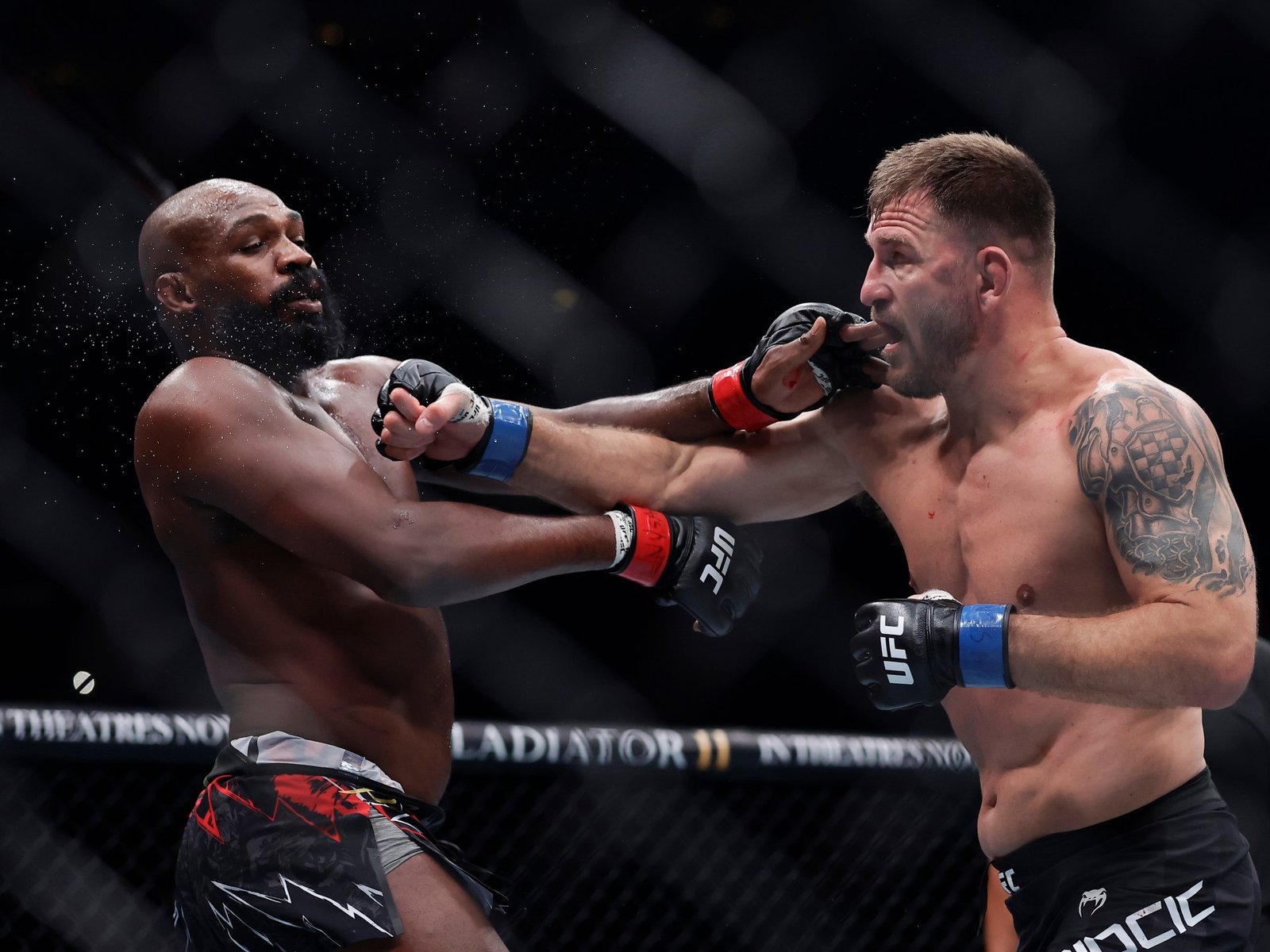 Jon Jones manda Stipe Miocic para a aposentadoria na frente de Trump | Notícias em fotos