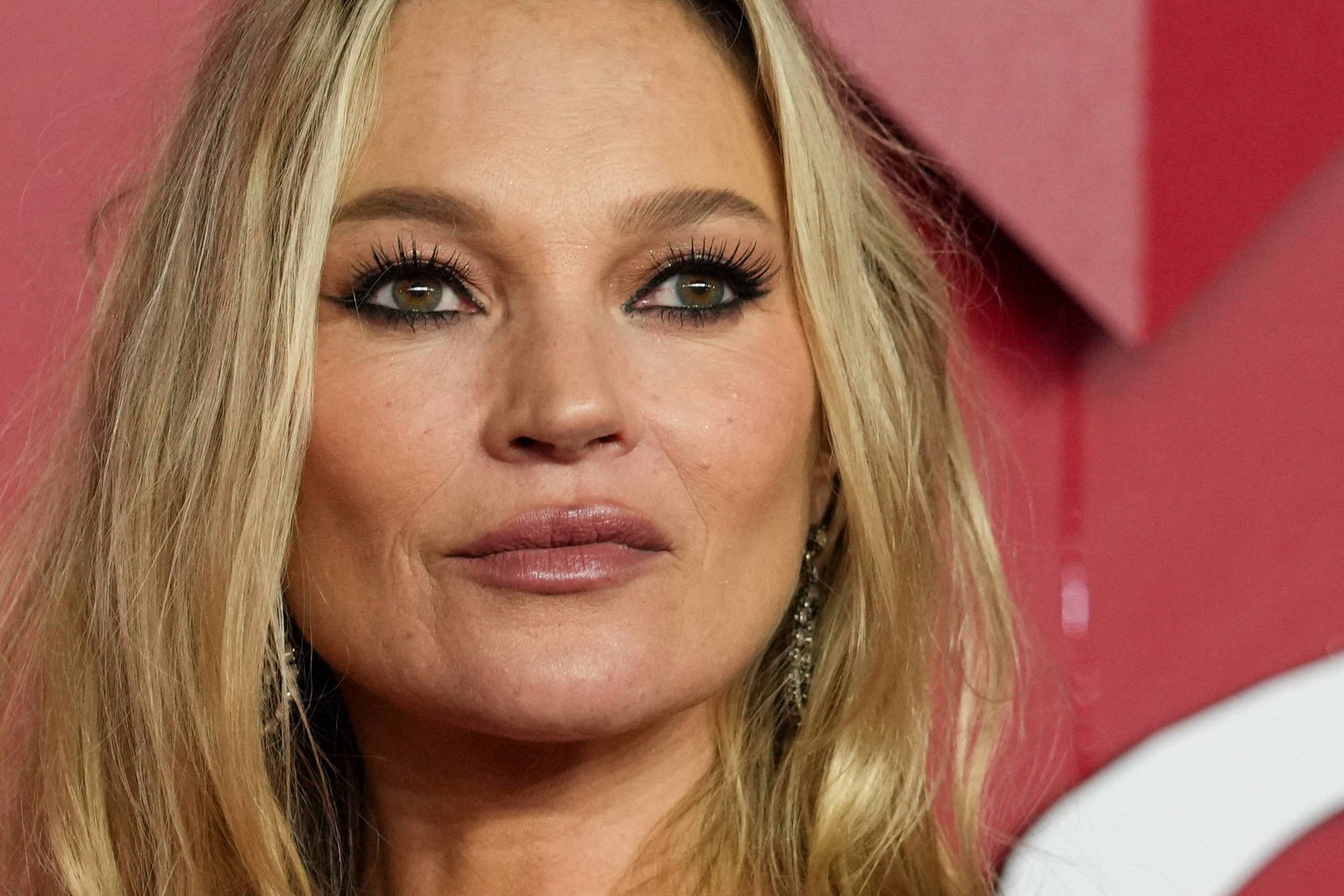 Kate Moss diz que foi forçada a fazer topless aos 15 anos - 19/11/2024 - Celebridades