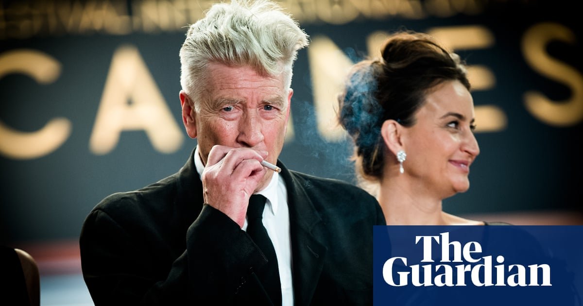 'Mal consigo atravessar uma sala': David Lynch incentiva fumantes a parar de fumar após diagnóstico de enfisema | David Lynch
