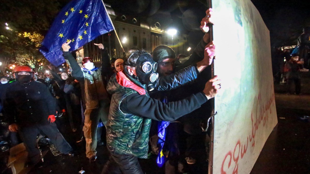 Manifestantes da Geórgia entram em confronto com a polícia após PM suspender negociações de adesão à UE | Notícias de protestos