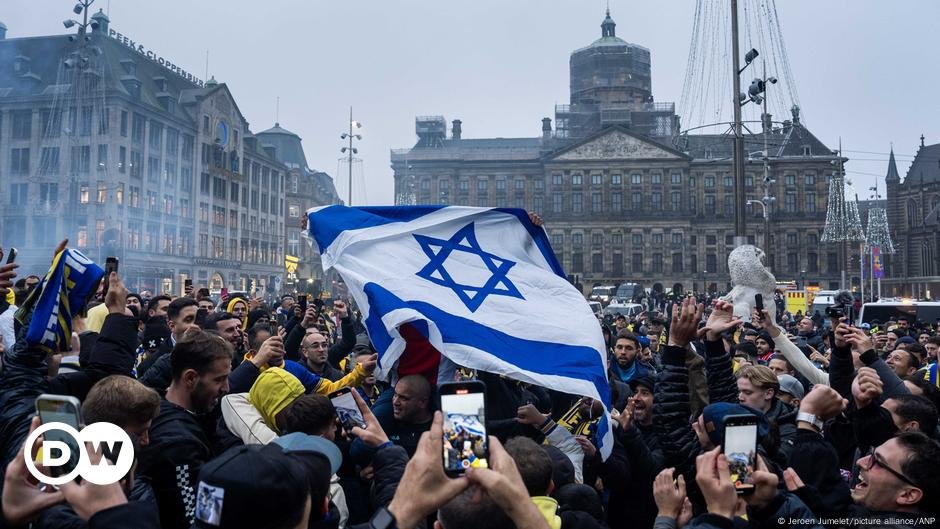 Manifestantes procuraram e atacaram torcedores israelenses – DW – 09/11/2024
