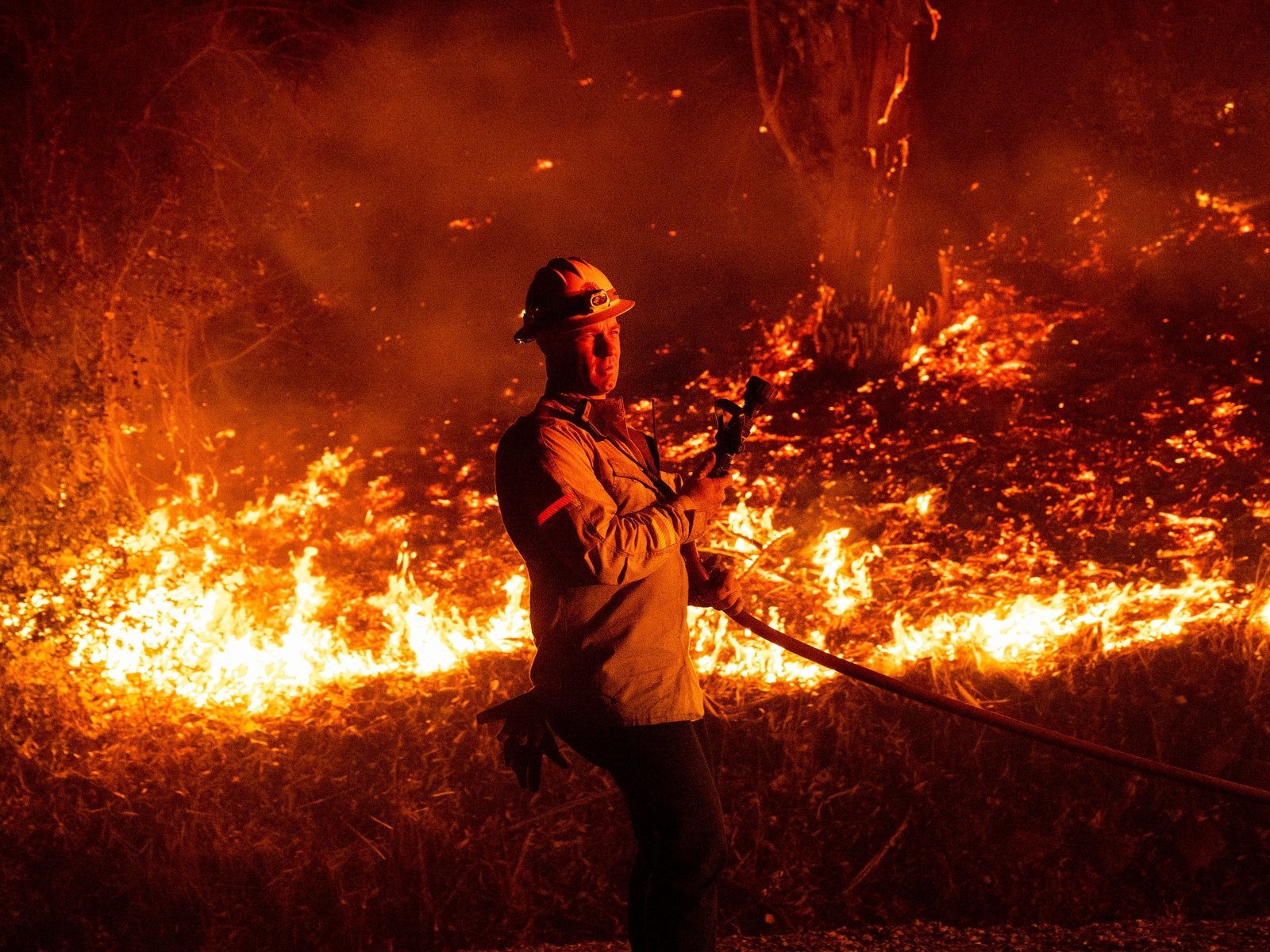 Milhares de pessoas evacuadas enquanto incêndios florestais devastam casas perto de Los Angeles | Notícias sobre a crise climática
