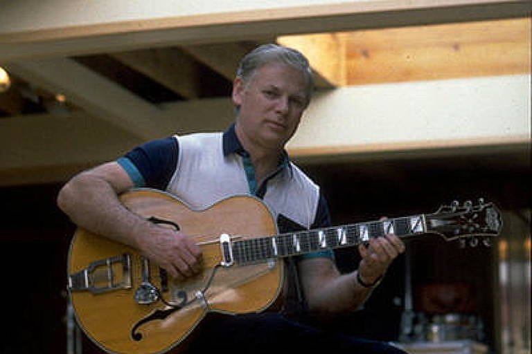 Morre Vic Flick, guitarrista do tema de James Bond - 22/11/2024 - Ilustrada