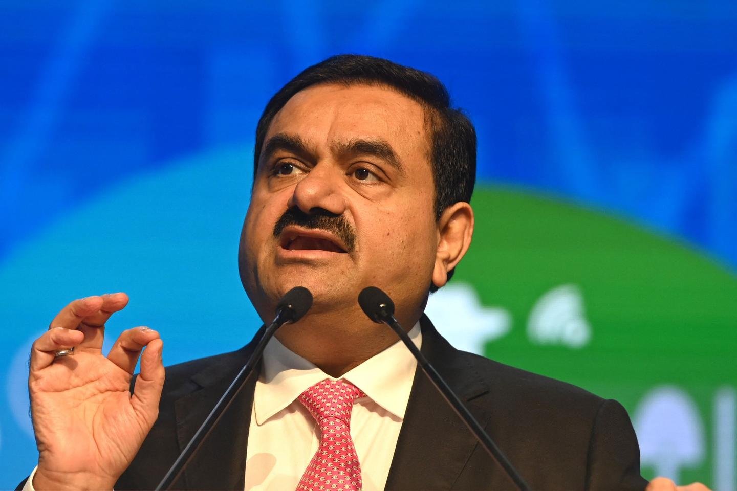 O bilionário indiano Adani, próximo de Narendra Modi, é acusado de pagar centenas de milhões de dólares em subornos pelo sistema de justiça dos Estados Unidos