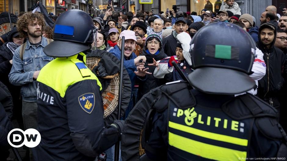 Polícia de Amsterdã interrompe manifestação pró-Palestina proibida – DW – 10/11/2024