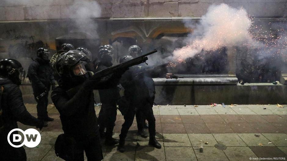 Pontuações de prisões policiais em meio a protestos pró-UE em curso – DW – 30/11/2024