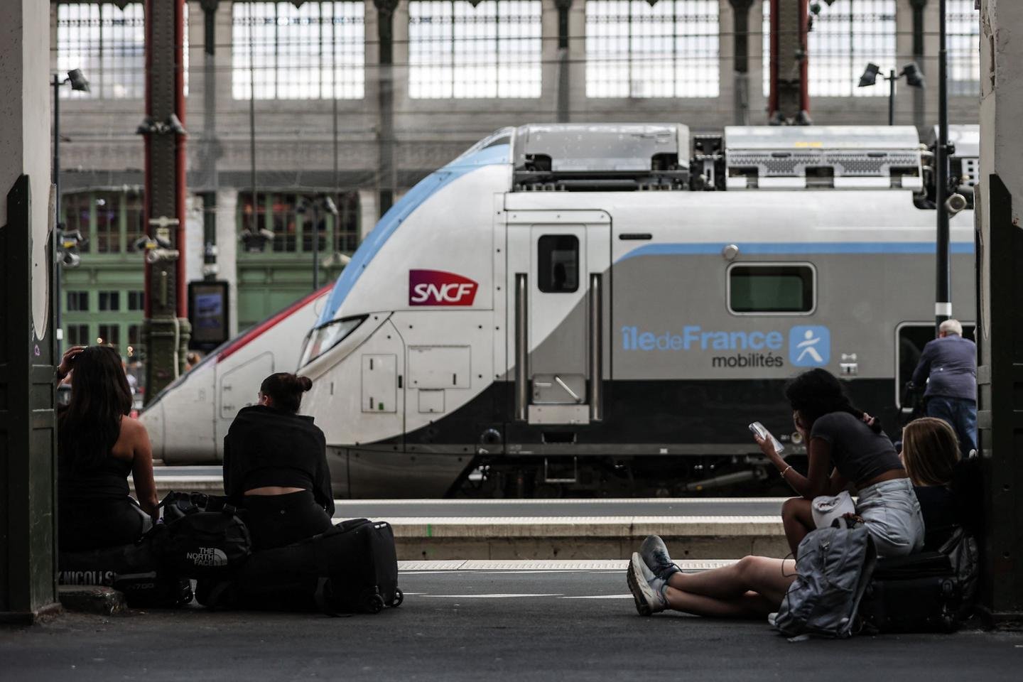 SNCF, aviação, agricultores… os apelos à greve e à mobilização aumentam em França
