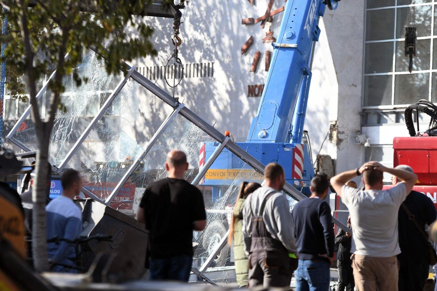 Teto de estação ferroviária desaba em Novi Sad, na Sérvia, matando pelo menos oito pessoas
