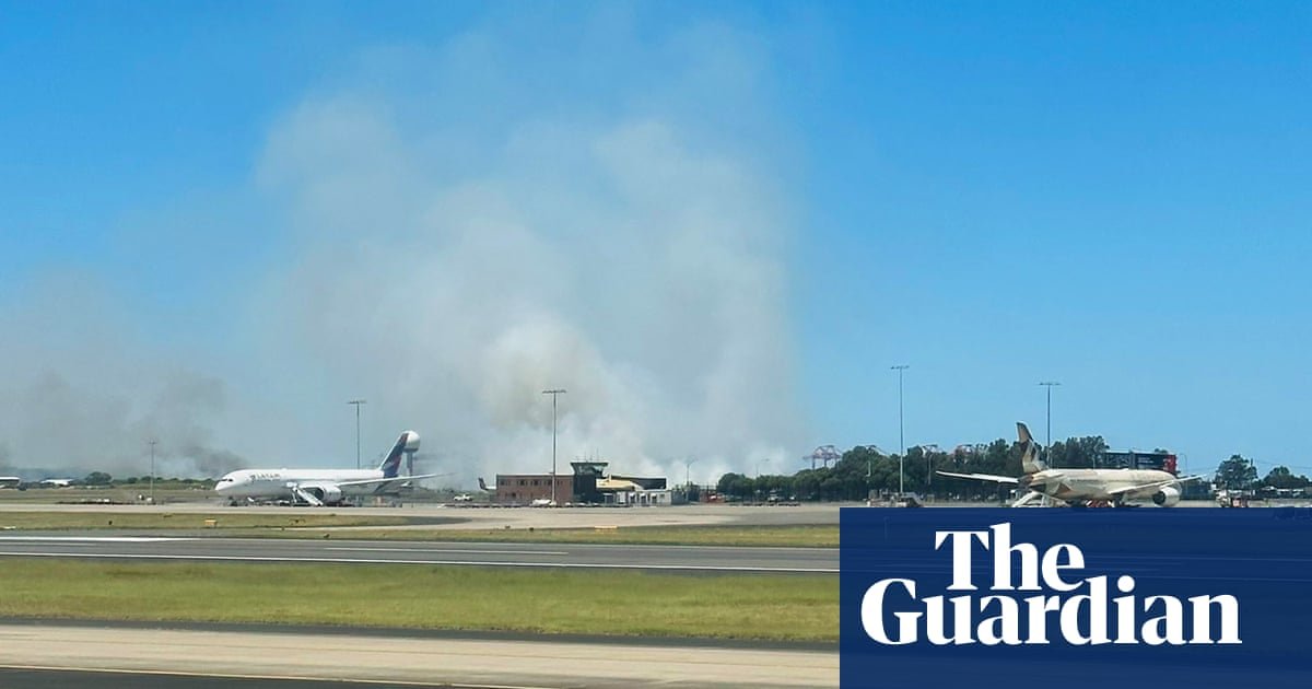 Voo da Qantas faz pouso de emergência no aeroporto de Sydney após falha no motor, provocando incêndio na grama perto da pista | Qantas
