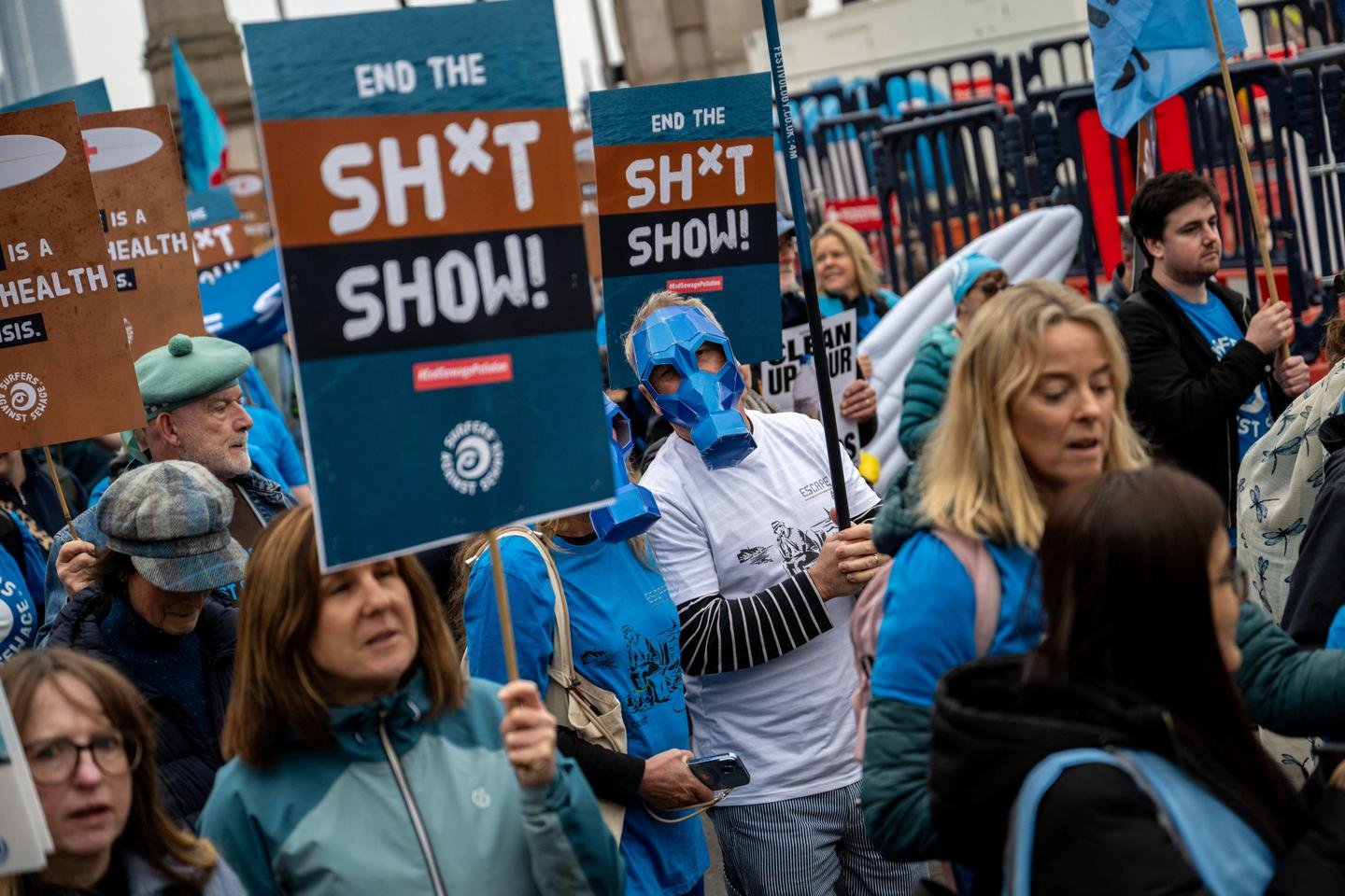 milhares de pessoas marcham em Londres contra a poluição da água