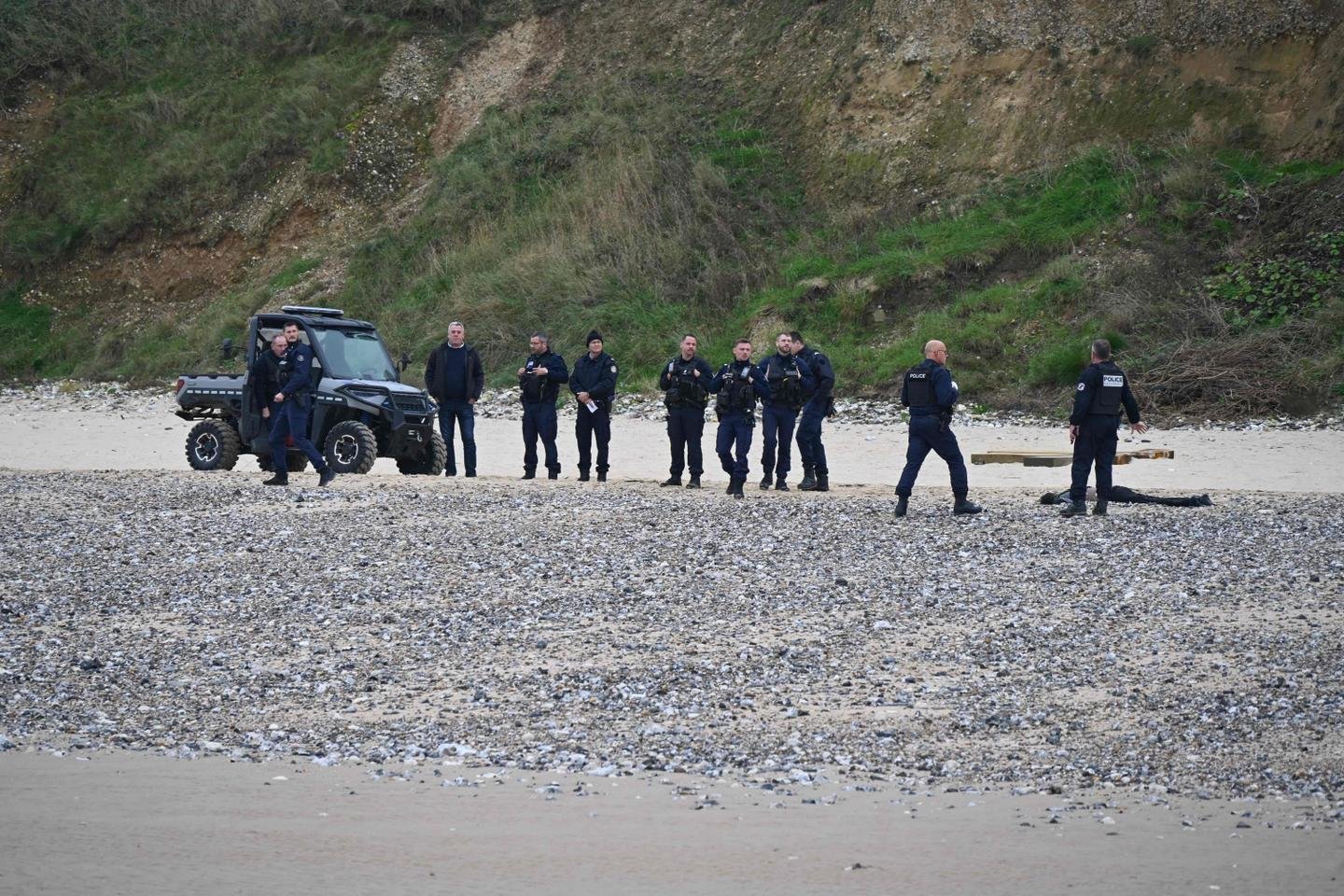 o corpo de um homem descoberto em uma praia